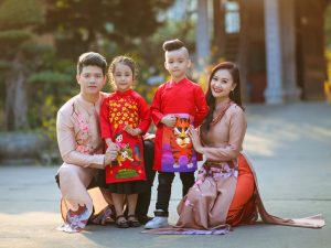 Gợi ý cách diện áo dài tết cho gia đình cực chất